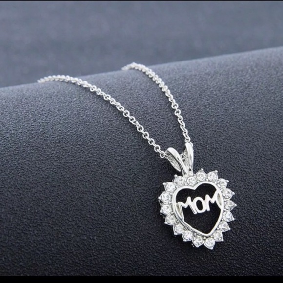 ❌SOLD OUT❌ 🎉HP🎉 MOM Crystal Heart Necklace - Picture 2 of 4